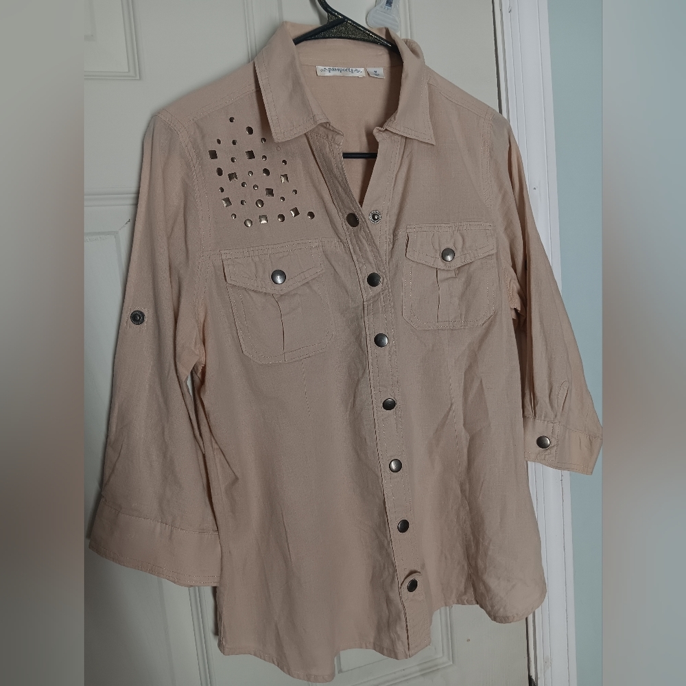 Mid sleeve button-up shirt size medium